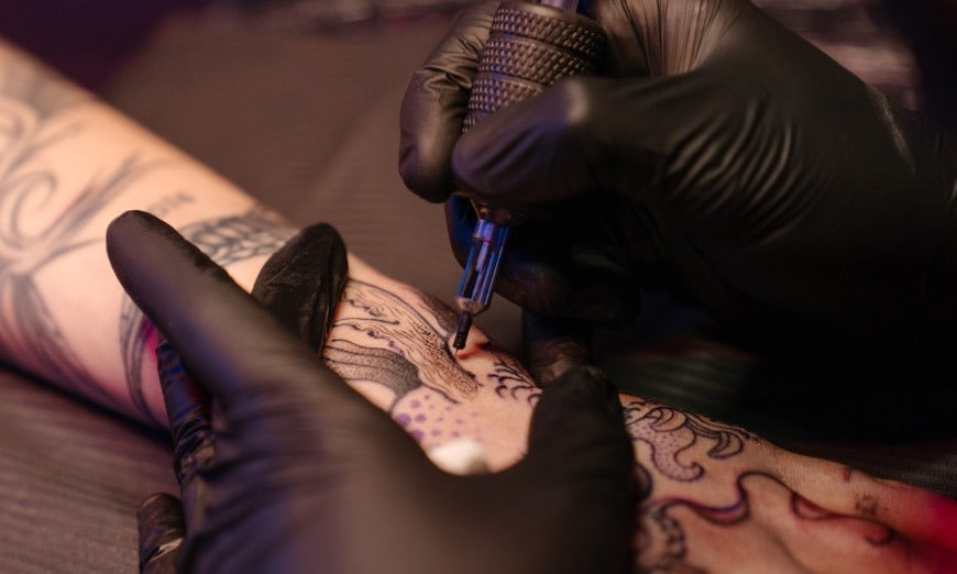 ¿Me puedo tatuar con crema anestesica?