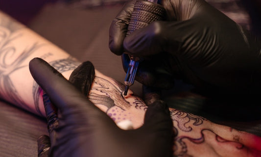 ¿Me puedo tatuar con crema anestesica?